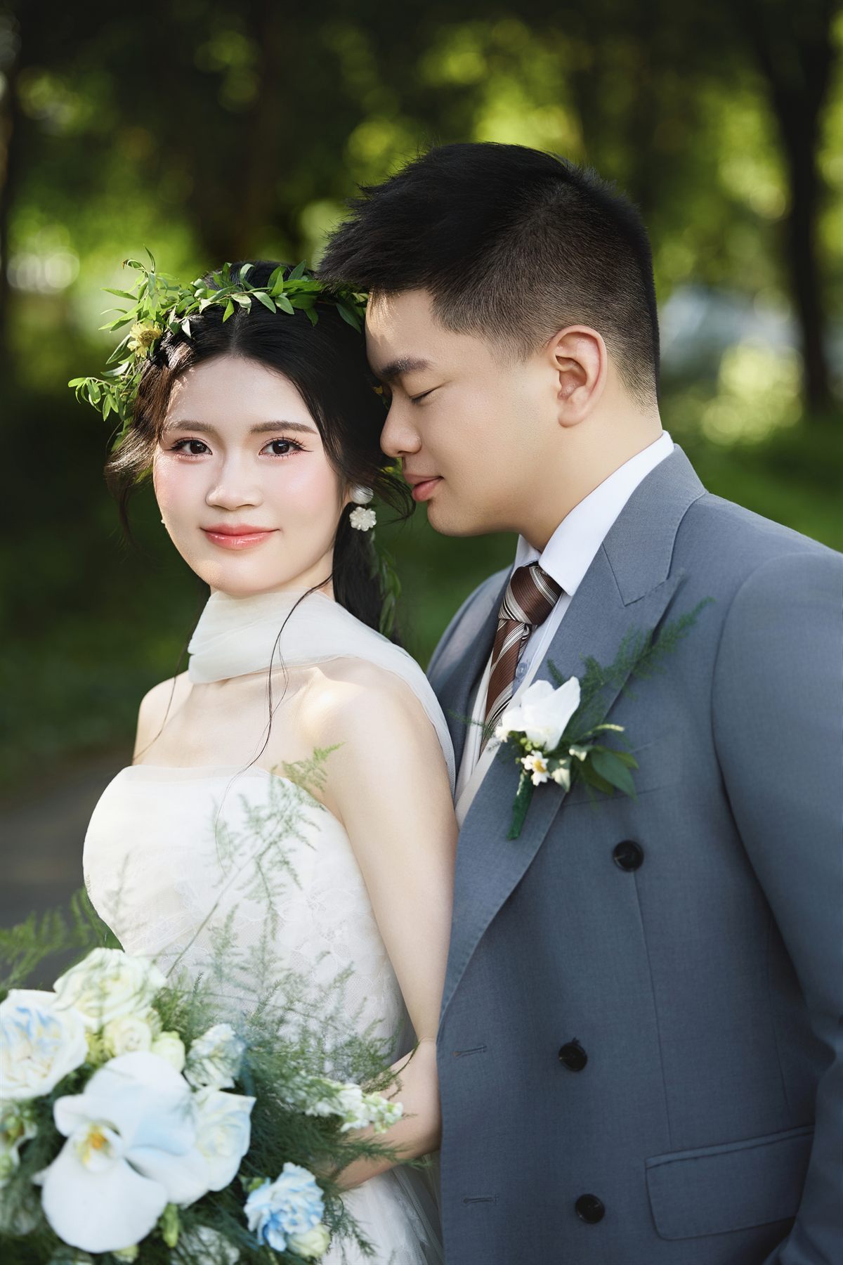 绿意中亲密相依的新人