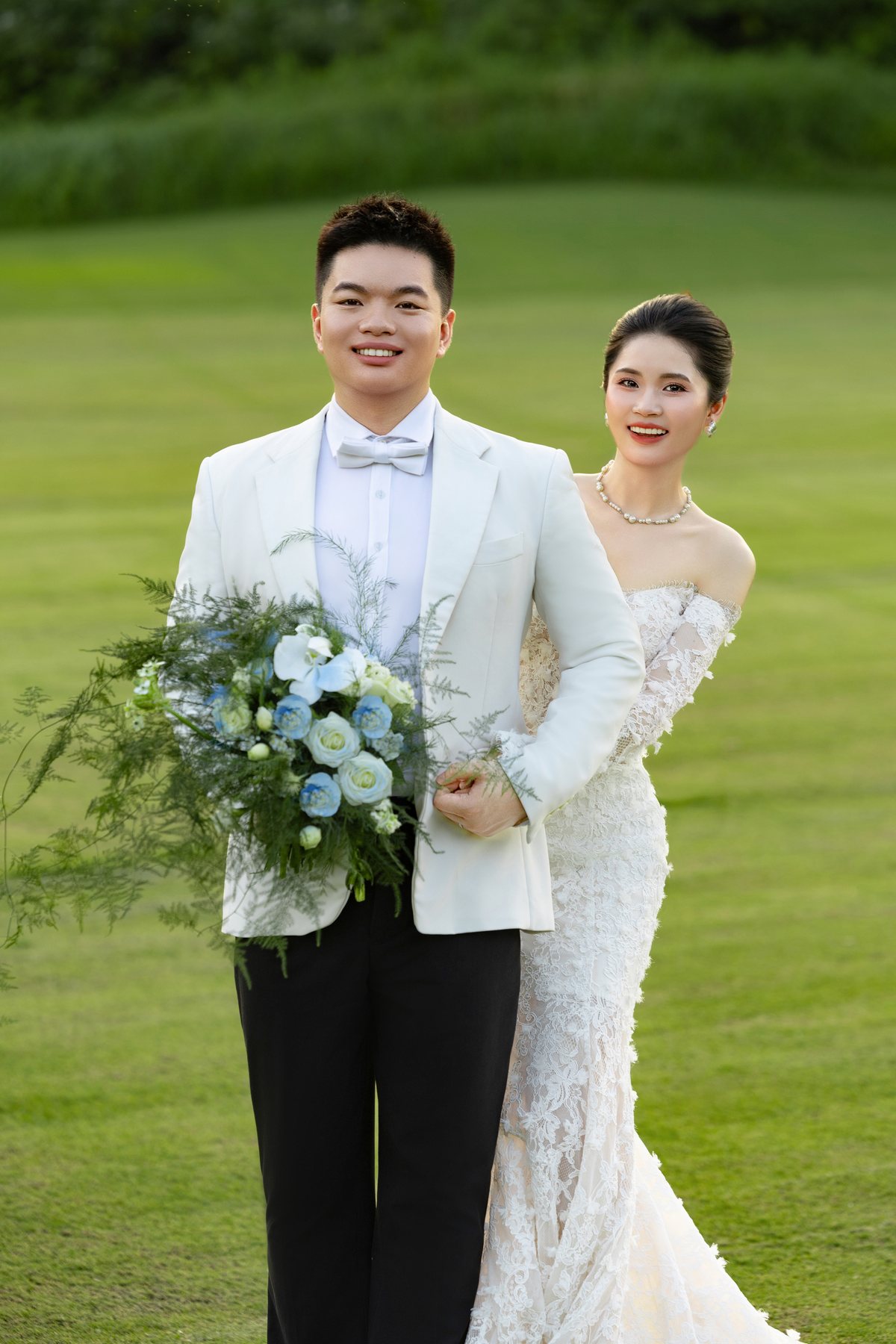 草坪上笑容灿烂的新人